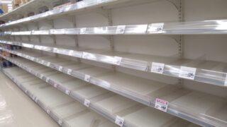 台風で物流ストップ！スリム冷凍庫で乗り切る賢い食料ストック術