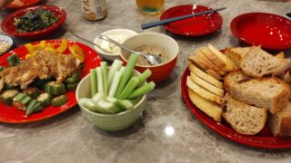 【宮古島の冬】ご近所さんとの忘年会。各自持参の「持ち寄りスタイル」と、わが家のクレープ機が大活躍！