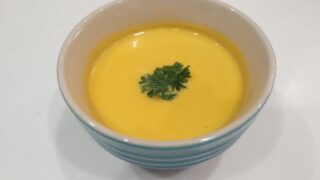 【料理は最高のライフハック】不揃いな野菜も絶品に!元シェフの夫が教える「ニンジンスープ」の魔法